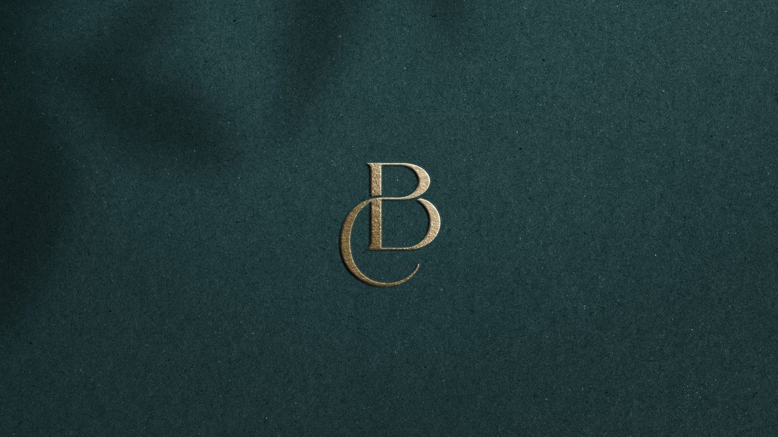 Monograma Bella Carolina aplicado em textura verde profunda