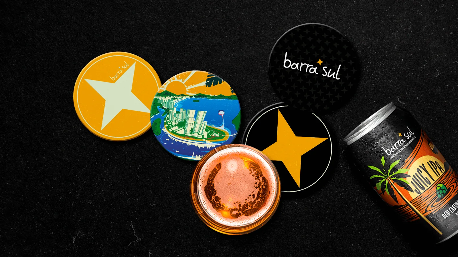 Bolachas de chope e lata da Cervejaria Barra Sul