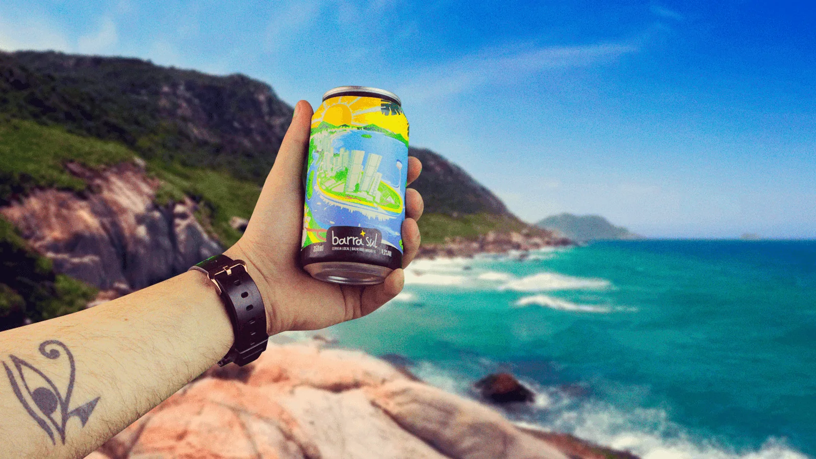 Lata de cerveja Barra Sul diante do litoral catarinense